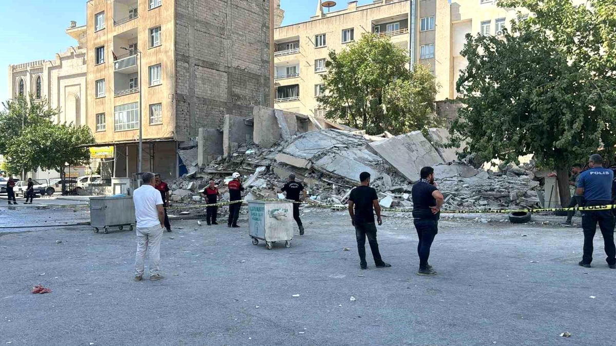 Şanlıurfa\'da depremde ağır hasar alan bina yıkılırken iş makinesi devrildi