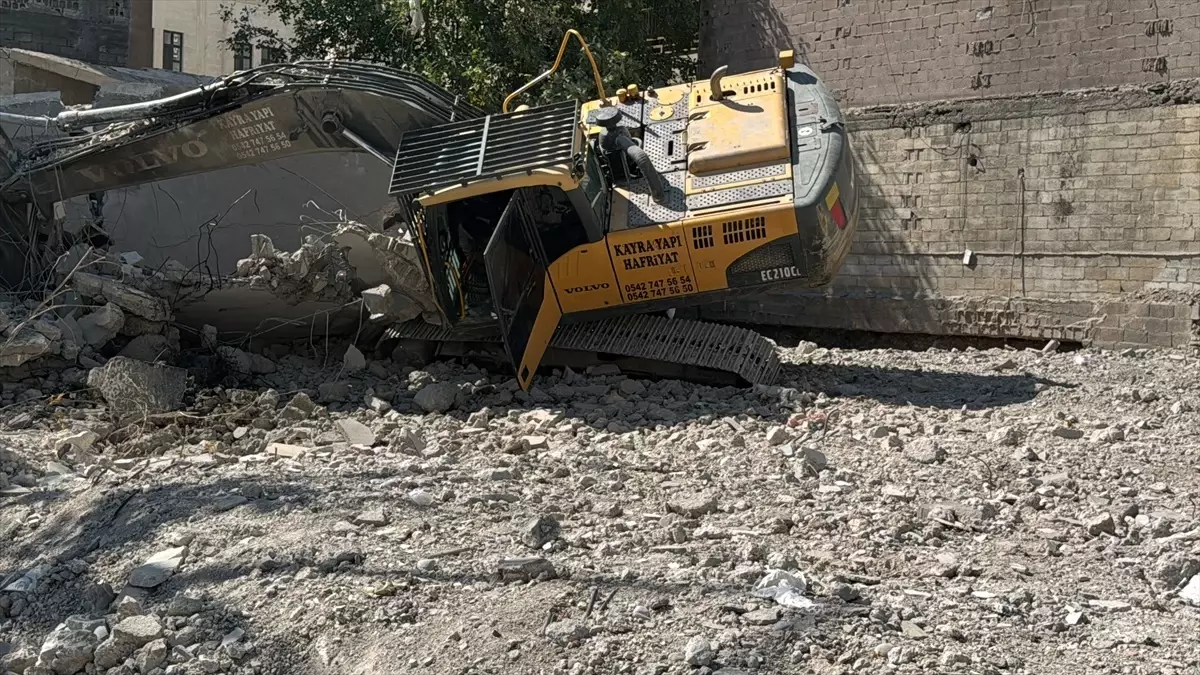 Şanlıurfa\'da Deprem Sonrası Yıkılan Binanın Çökmesi: İş Makinesi Hasar Gördü