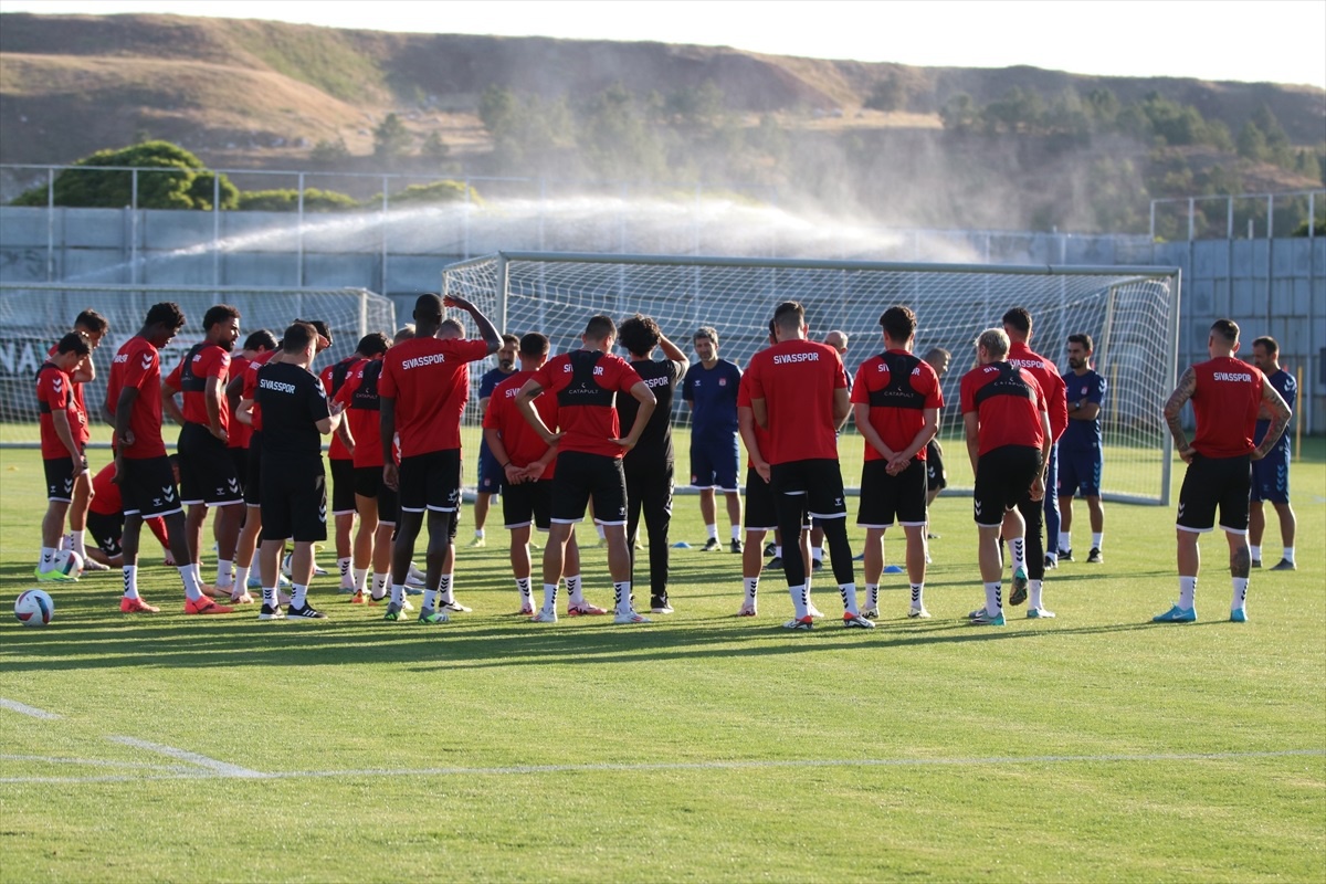 Net Global Sivasspor Teknik Direktörü Bülent Uygun, Rey Manaj\'a İlgisi Olan 2 Büyük Kulüple Görüştüklerini Açıkladı