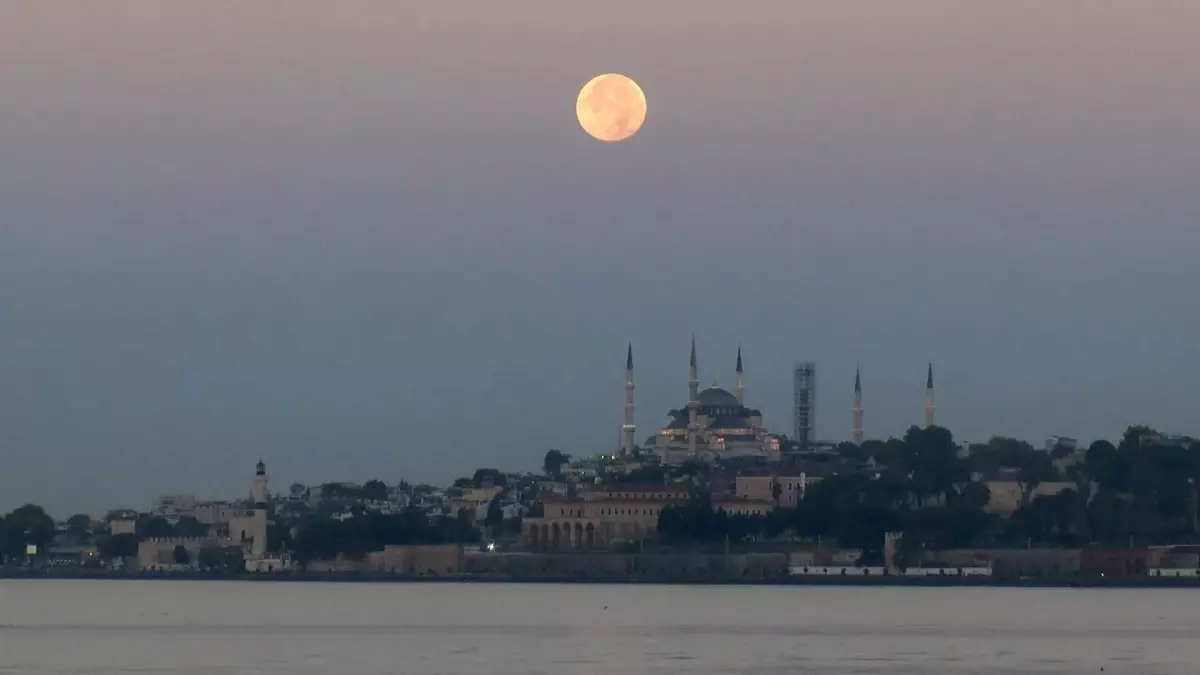 İstanbul Semalarında Süper Ay Manzarası