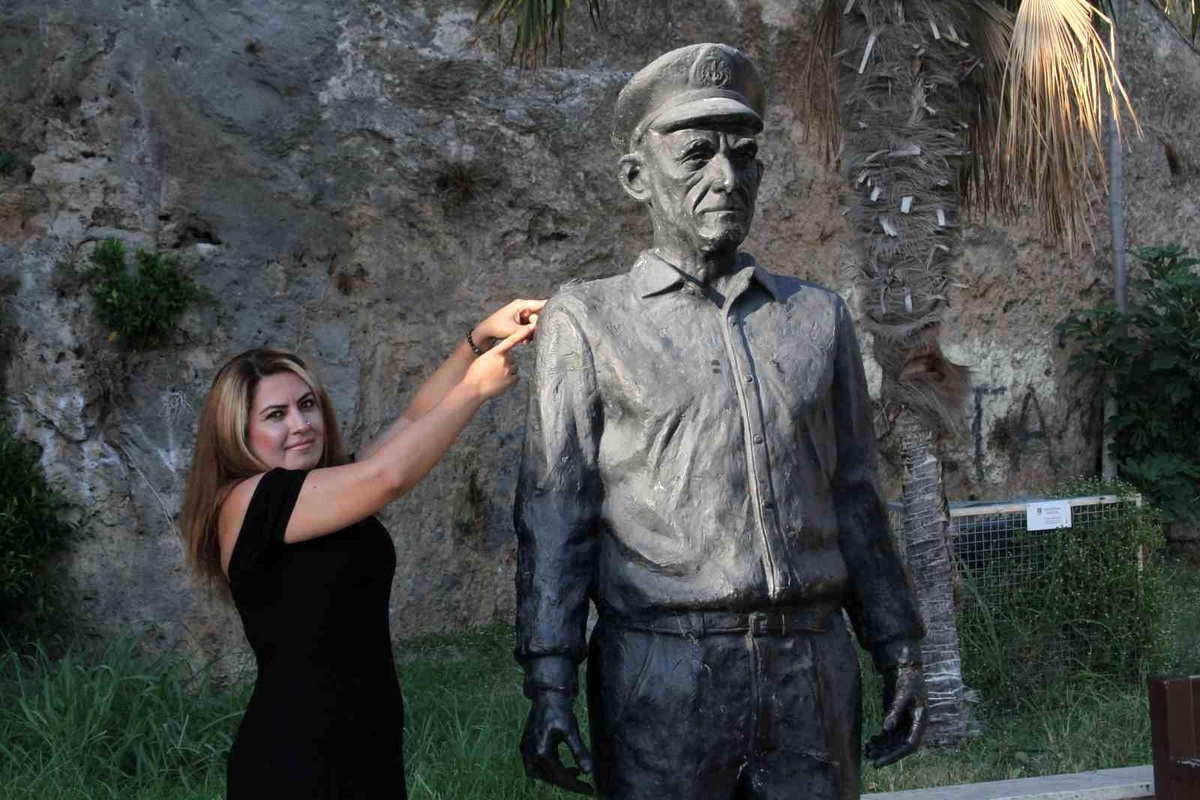 Antalya\'da Kaptan Mustafa Ekizler Heykelindeki Güvercin Sembolü Üçüncü Kez Kayboldu