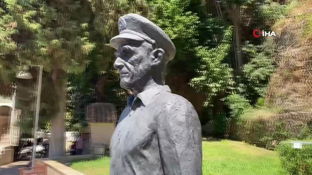 Tarihi Kaleiçi\'nin simge ismi \'Mustafa Kaptan\' heykelinin güvercini üçüncü kez kayboldu
