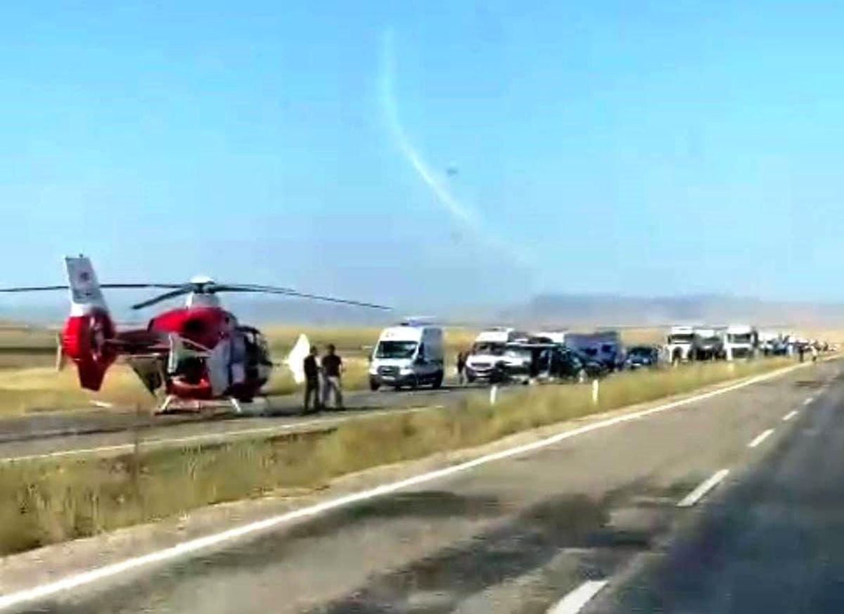 Konya\'da Tır ile Minibüs Çarpışması: 1 Ölü, 5 Yaralı