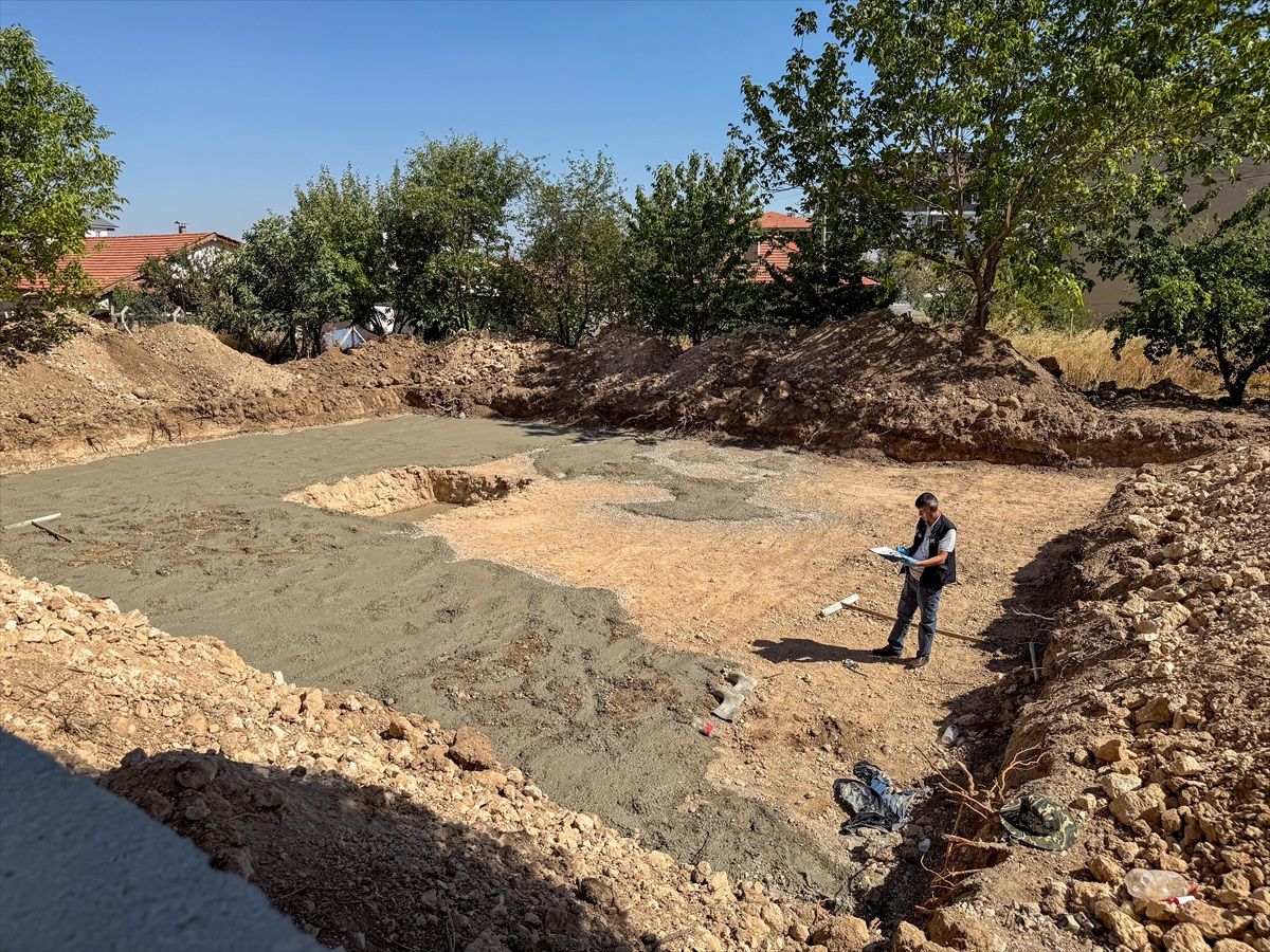 Uşak\'ta Beton Pompası Kazası: İşçi Elektrik Akımına Kapıldı