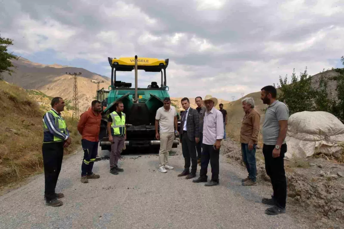 Hakkari\'de köy yolları asfaltlanıyor