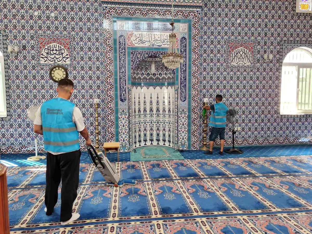 Yükümlüler Manisa\'da Camilerin Temizlik ve Bakımına Destek Oluyor