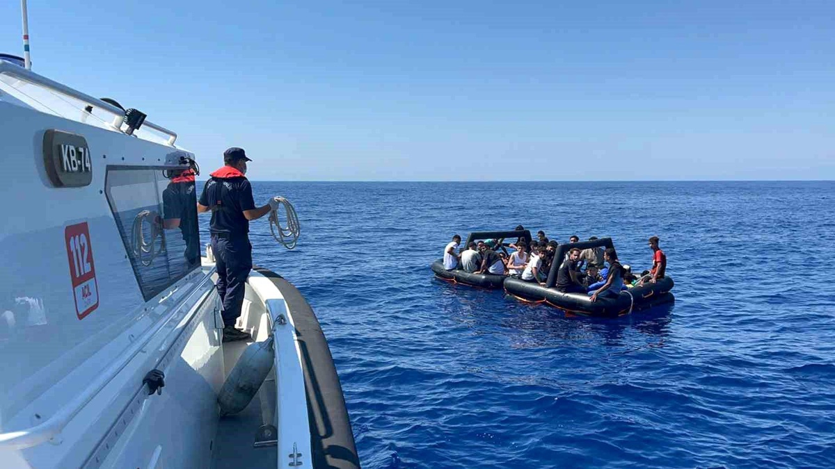 Muğla\'da Yunanistan tarafından geri itilen göçmenler kurtarıldı