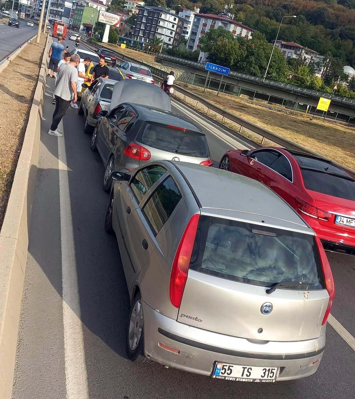 Samsun\'da 5 aracın karıştığı zincirleme trafik kazası maddi hasarla atlatıldı