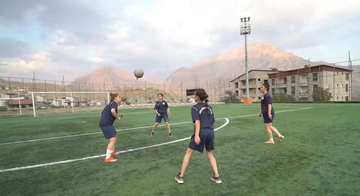 Hakkarigücü Spor Kadın Futbol Takımı Başkanı ve Teknik Direktörü \'Kristal Ayaklar\' ödülüne layık görüldü