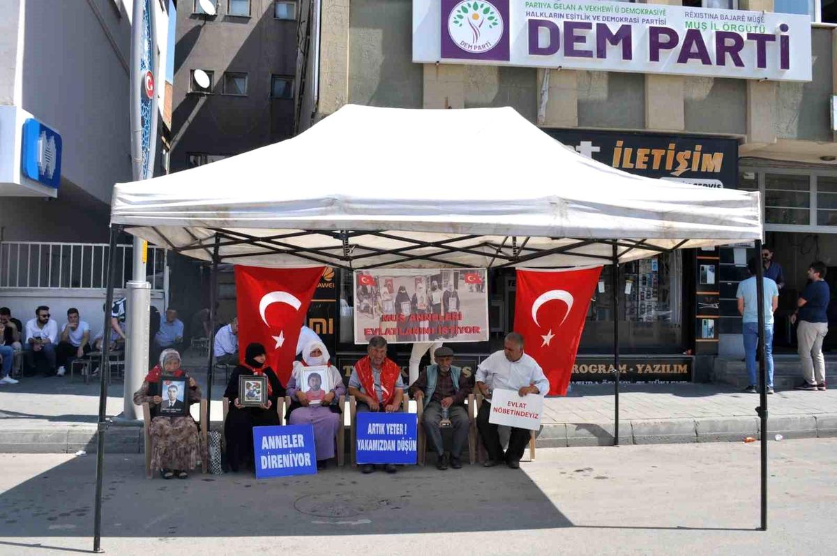 Muş\'ta çocukları kaçırılan aileler DEM Parti önünde evlat nöbetini sürdürüyor