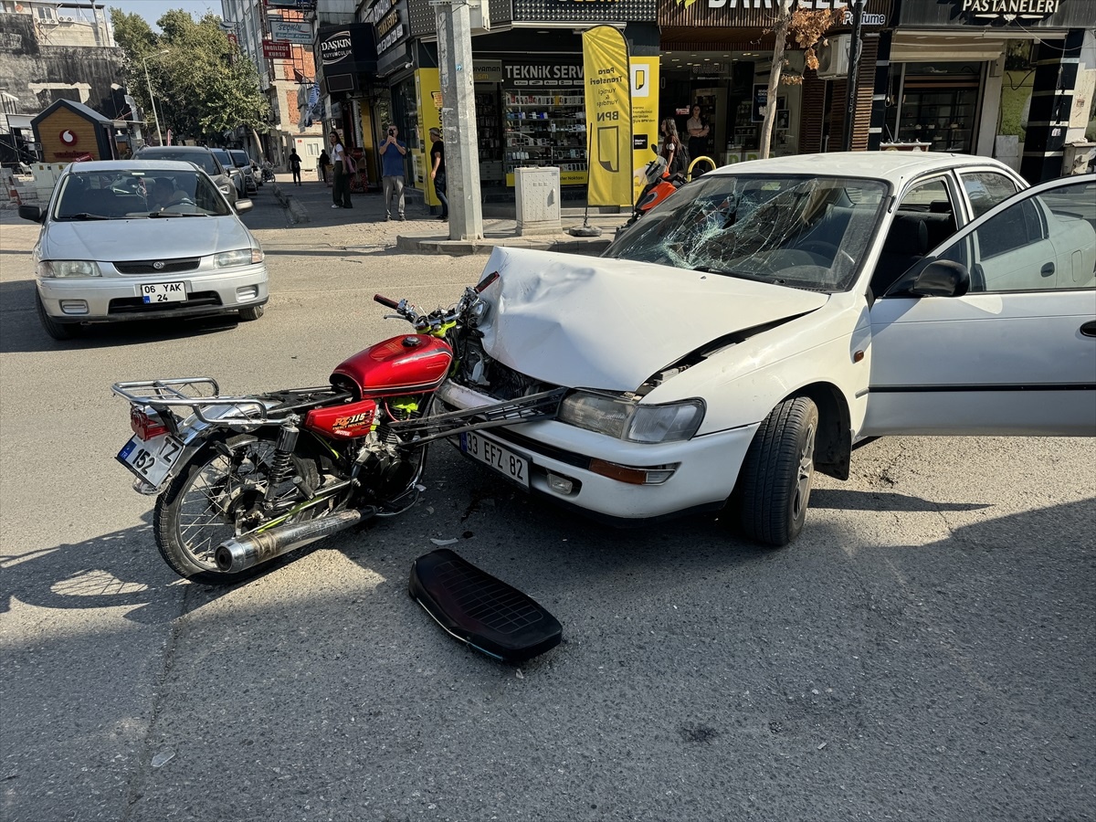 Adıyaman\'da Otomobil-Motosiklet Kaza Anı Güvenlik Kamerasında
