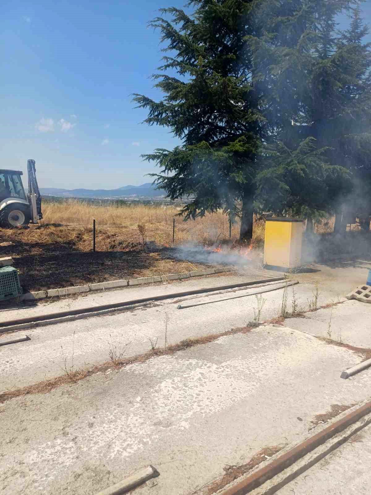Bolu\'da Akaryakıt İstasyonunun Yakınındaki Tarlada Çıkan Anız Yangını Söndürüldü