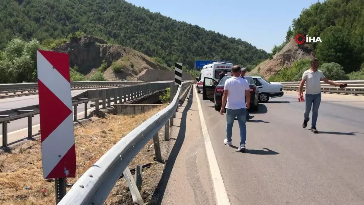 Amasya\'da 2 otomobil çarpıştı: 1\'i çocuk 3 yaralı