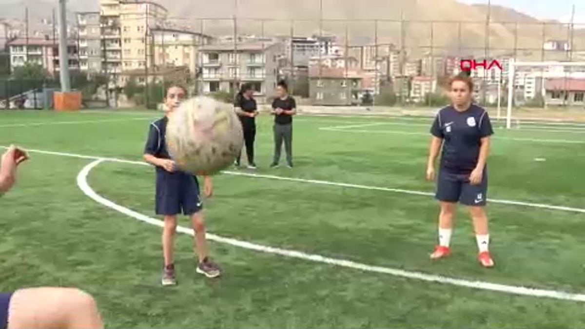 Hakkarigücü Spor Kadın Futbol Takımı Başkanı ve Teknik Direktörü \'Kristal Ayaklar\' ödülüne layık görüldü