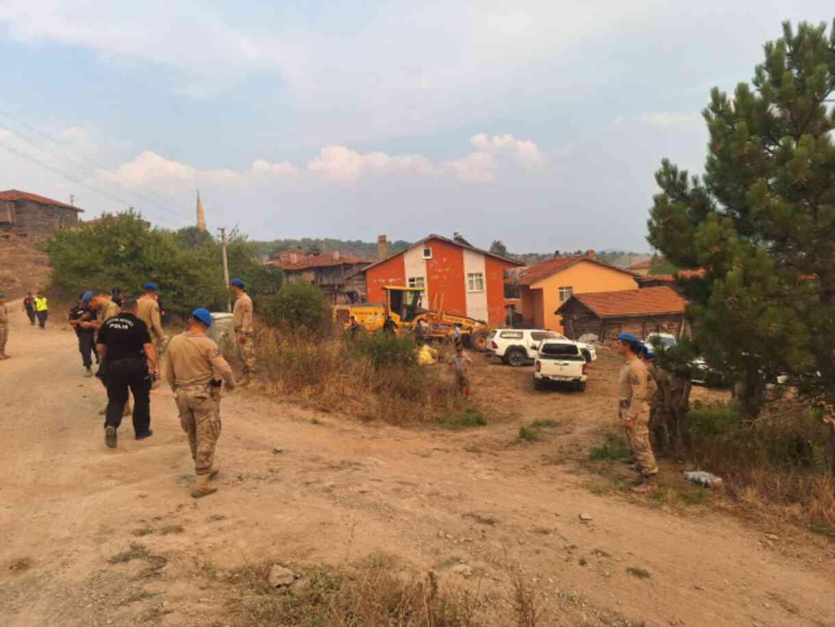 Ankara'da orman yangını! Alevlerin sıçradığı bir köy, tedbir amaçlı boşaltıldı