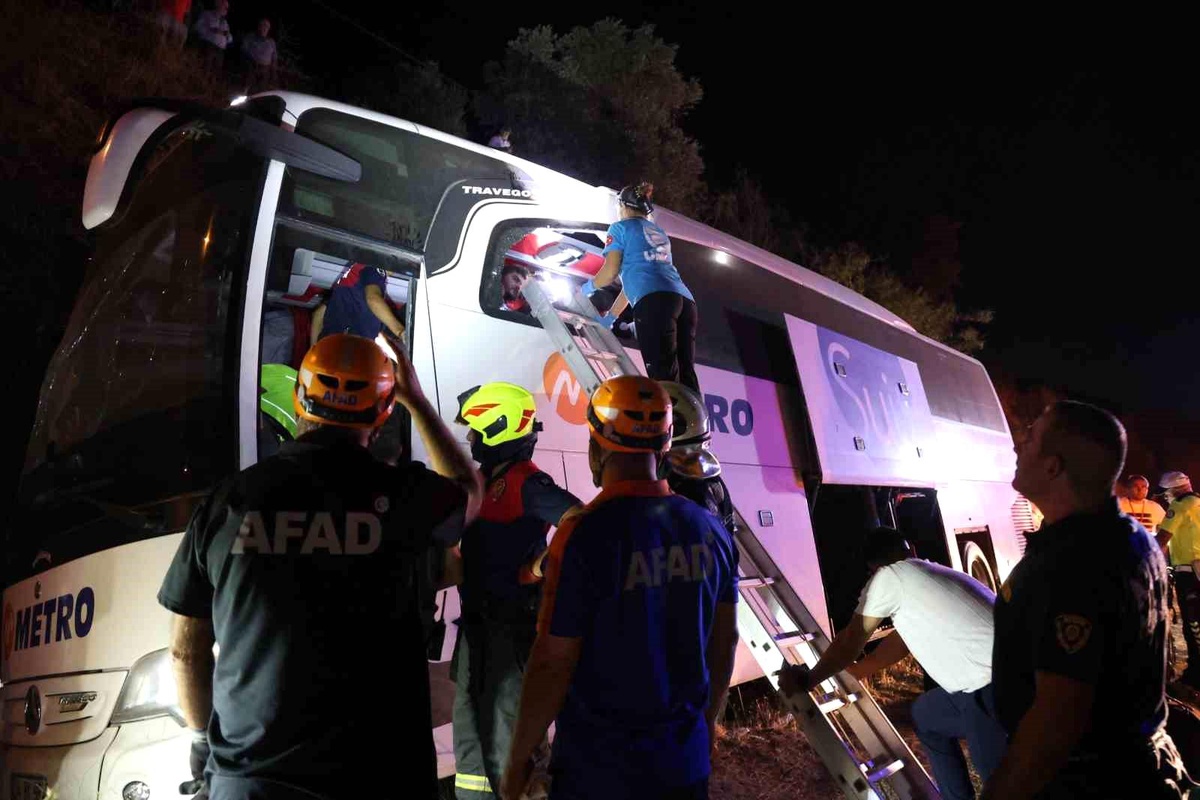 Aydın\'da Yolcu Otobüsü Kaza Yaptı: 1 Ölü, 10 Yaralı