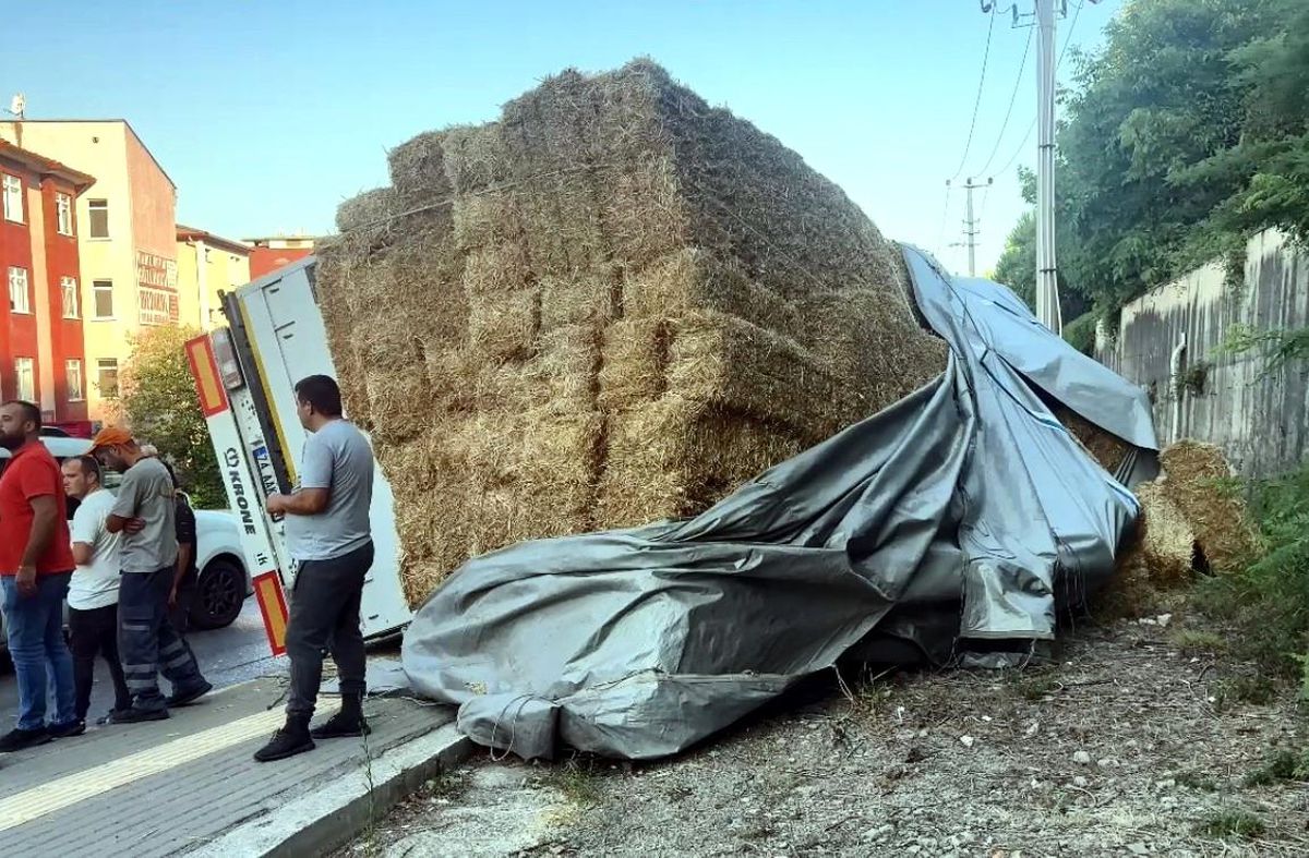 Bartın\'da kavşağa hızlı giren saman yüklü tır devrildi