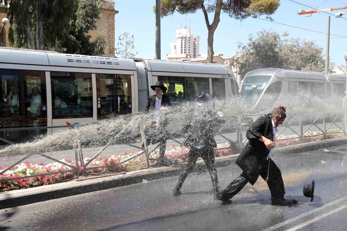 Batı Kudüs\'te Haredi Protestosuna Polis Müdahalesi