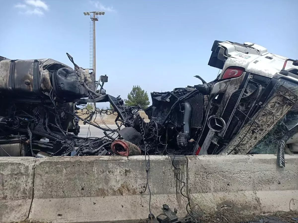 Hatay\'da tır devrildi, sürücü hafif yaralandı