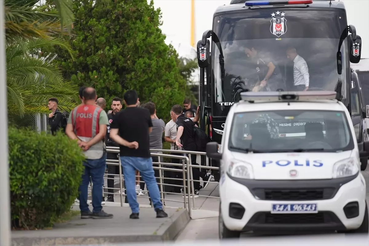 Beşiktaş, UEFA Avrupa Ligi play-off turu için İsviçre\'ye hareket etti