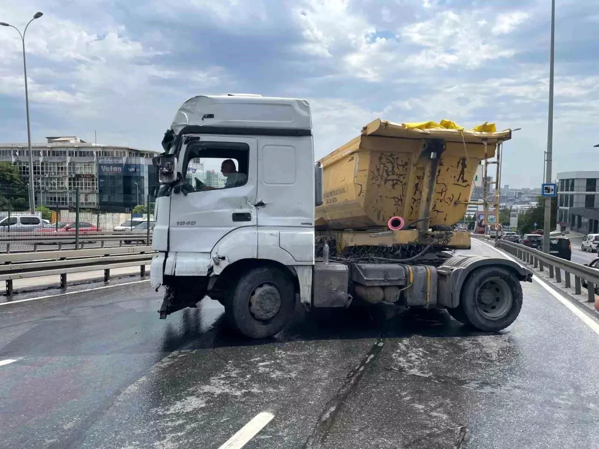 İstanbul Beylikdüzü\'nde Yağış Nedeniyle Zincirleme Kaza: 2 Yaralı