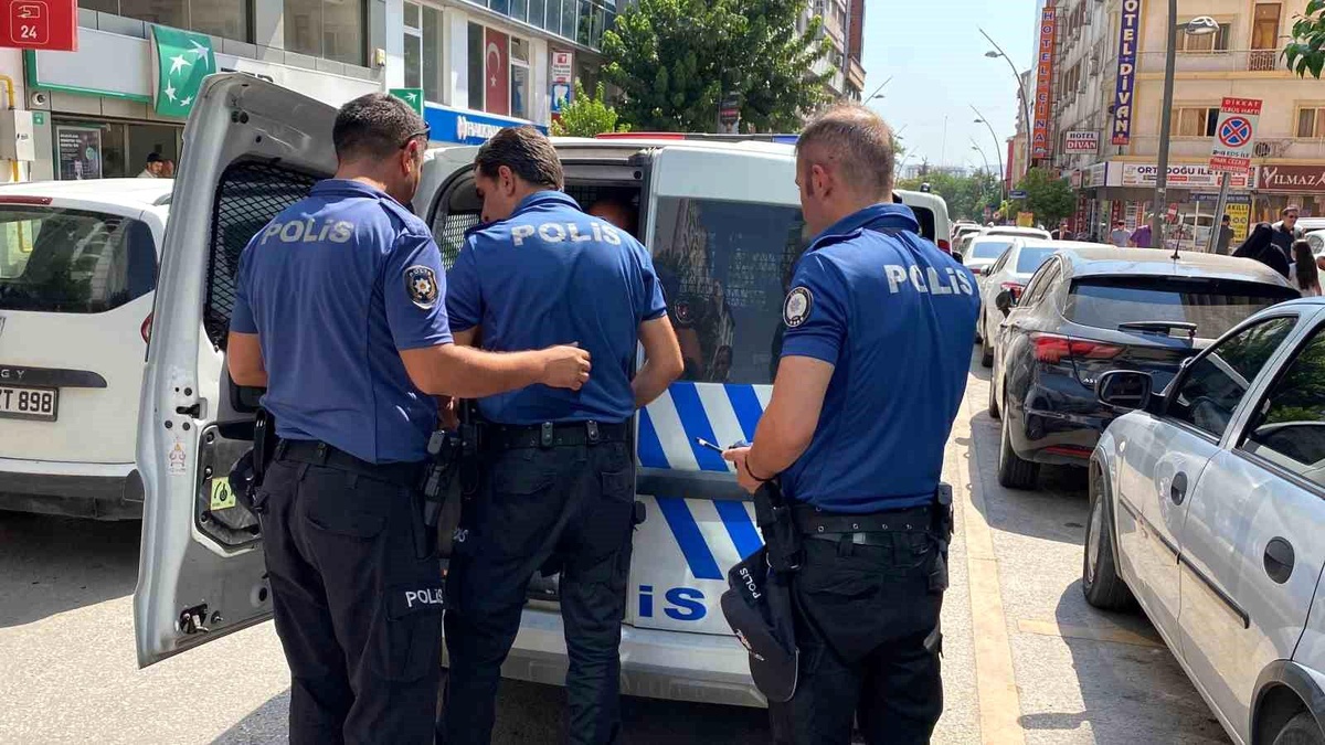 Elazığ\'da İş Yerinde Bıçaklı Saldırı: 1 Yaralı