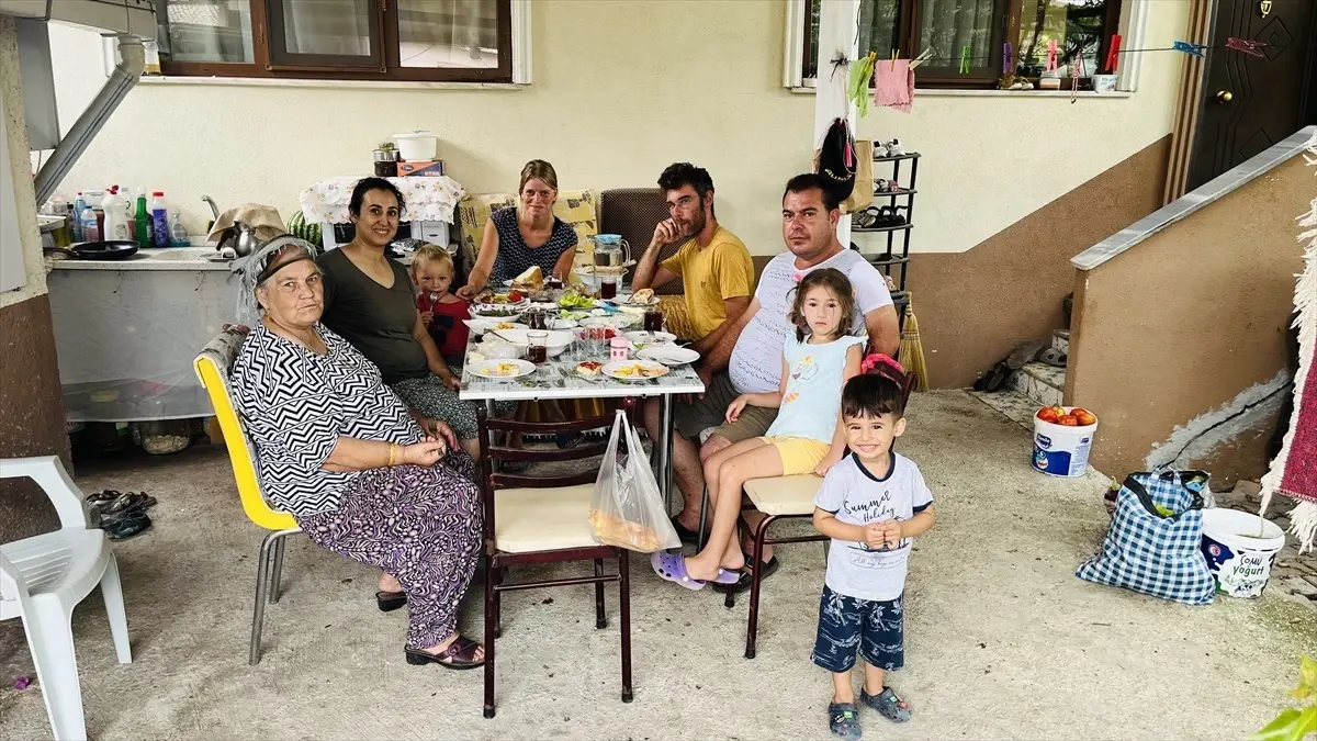 Belçikalı Turistlere Yardım Eden Köy Muhtarı