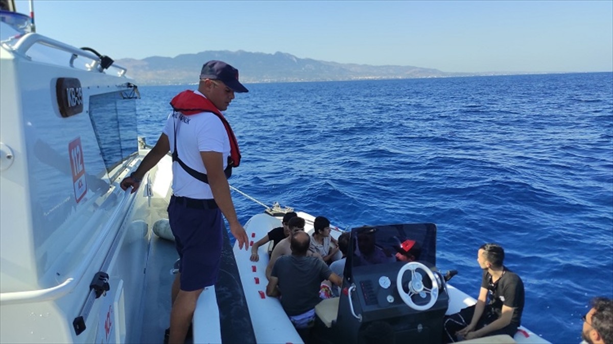 Bodrum Açıklarında 10 Düzensiz Göçmen Yakalandı, 50 Göçmen Kurtarıldı