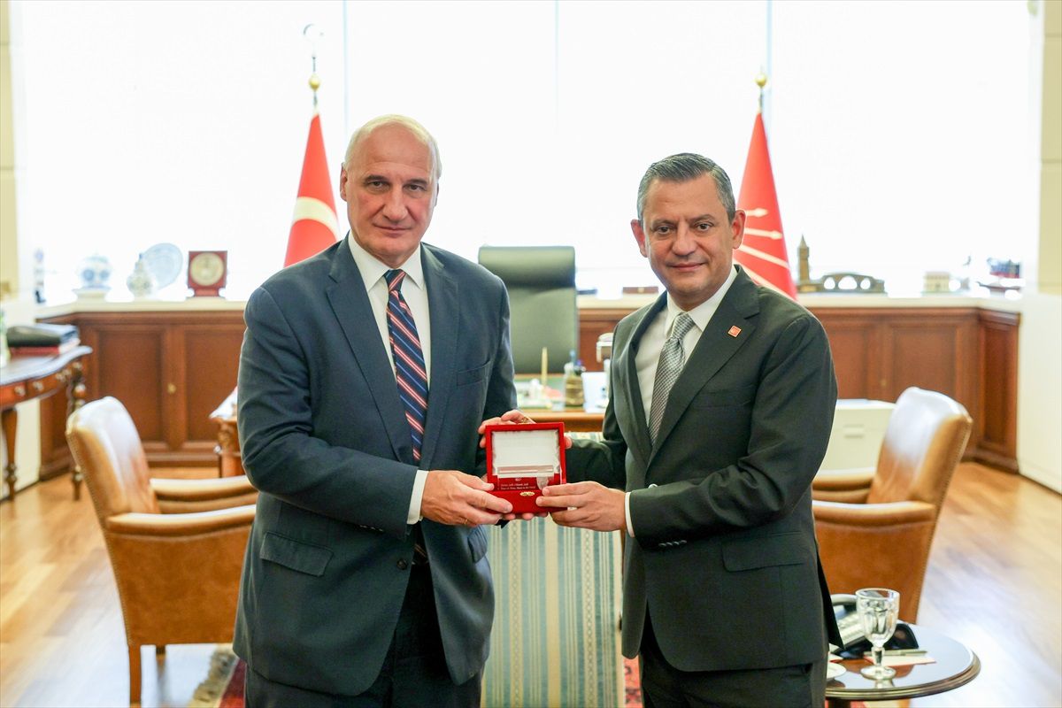 CHP Genel Başkanı Özgür Özel, Yunanistan\'ın Ankara Büyükelçisi Theodoros Bizakis ile görüştü