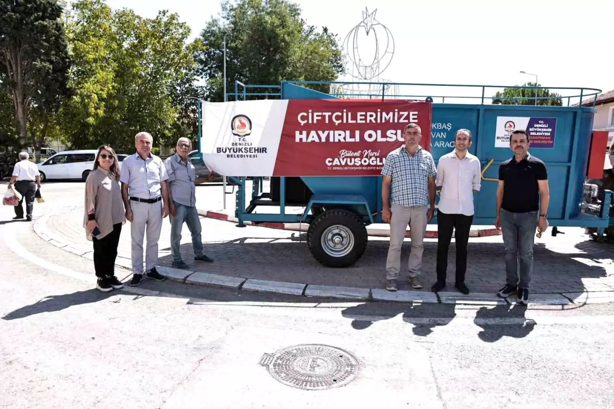 Denizli Büyükşehir Belediyesi Bekilli ve Sarayköy ilçelerine küçükbaş hayvan yıkama makinesi ve katı gübre dağıtım römorku desteği verdi