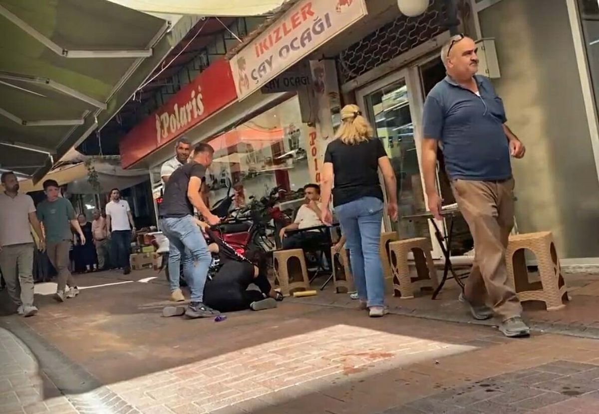 Manisa\'da Dini Nikahla Birlikte Yaşadığı Kadını Sokak Ortasında Dövdü