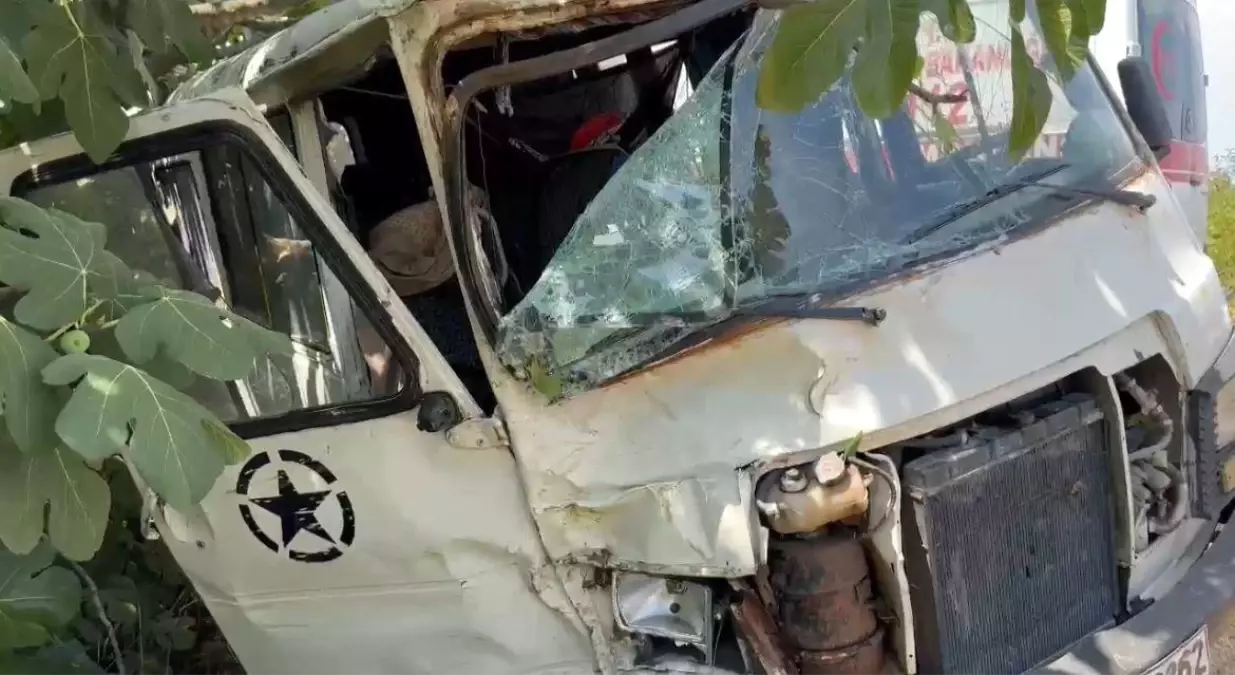 İznik\'te minibüs tarlaya uçtu: 2 yaralı