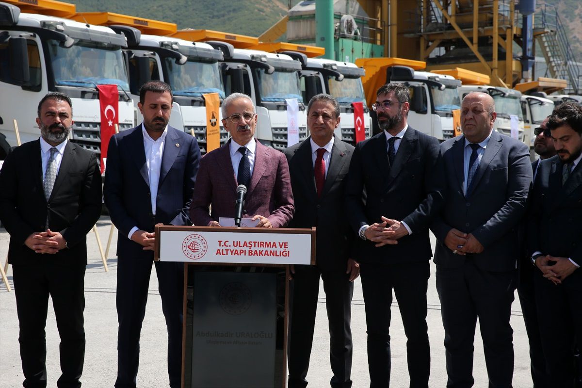 Ulaştırma Bakanı Uraloğlu: Tatvan\'daki çevre yolu çalışmalarıyla seyahat süresi 5 dakikaya inecek