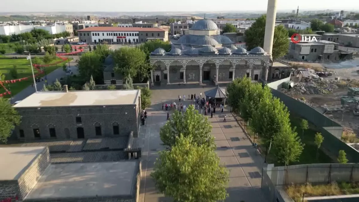 Diyarbakır\'da Sultan II. Bayezid Vakfı\'nın hayır şartı kapsamında 30 çocuk için sünnet şöleni düzenlendi