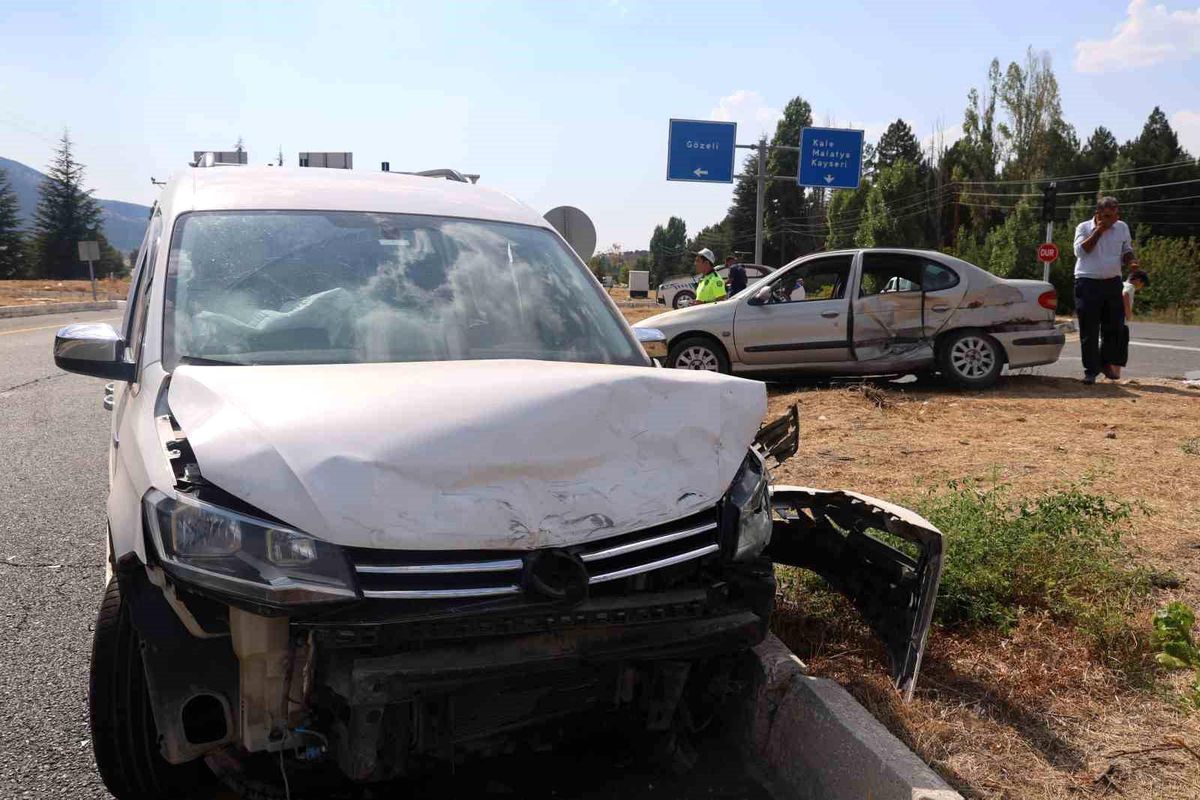 Elazığ\'da trafik kazası: 8 kişi yaralandı