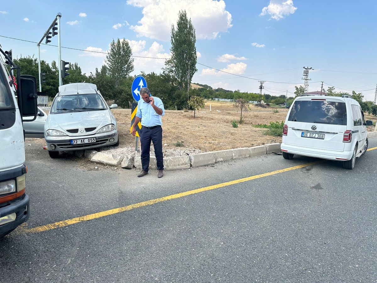 Elazığ\'da Otomobil ile Hafif Ticari Araç Çarpıştı: 8 Yaralı
