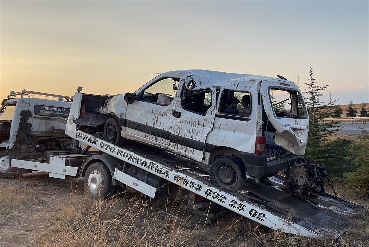 Eskişehir\'de Hafif Ticari Araç Şarampole Devrildi, Sürücü Hayatını Kaybetti