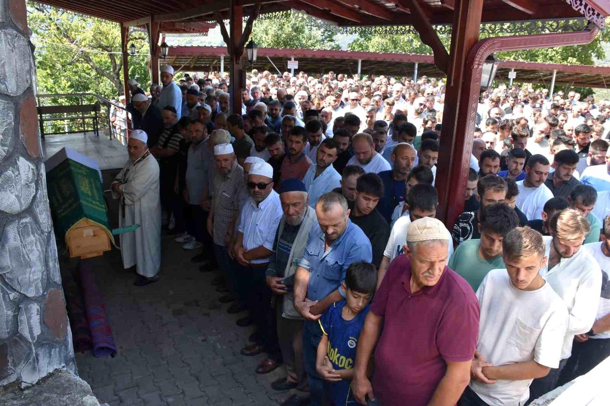 Sakarya\'da Otomobilin Tıra Saplanması Sonucu Genç Hayatını Kaybetti