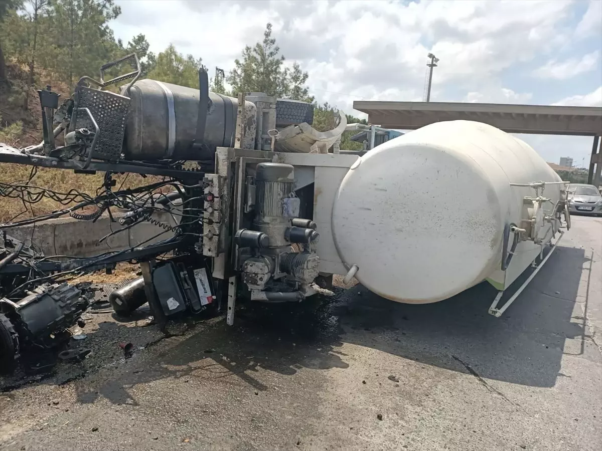 Hatay\'ın Belen ilçesinde devrilen tankerin sürücüsü yaralandı