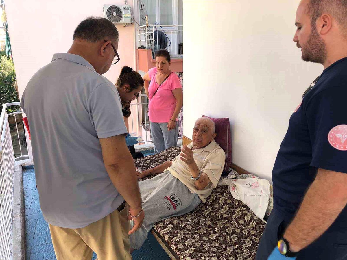 Antalya\'da Balkonda Hareketsiz Yatan Yaşlı Adam Polis ve İtfaiyeyi Alarma Geçirdi