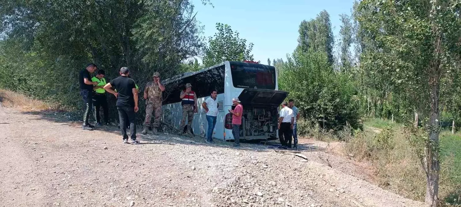 Iğdır-Tuzluca karayolunda otobüs kazası: 2\'si ağır 14 yaralı