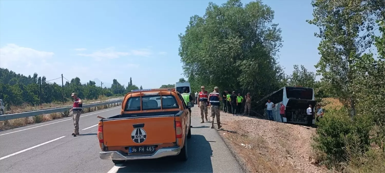 Iğdır\'da Yolcu Otobüsü Kaza Yaptı: 2 Ağır 14 Yaralı