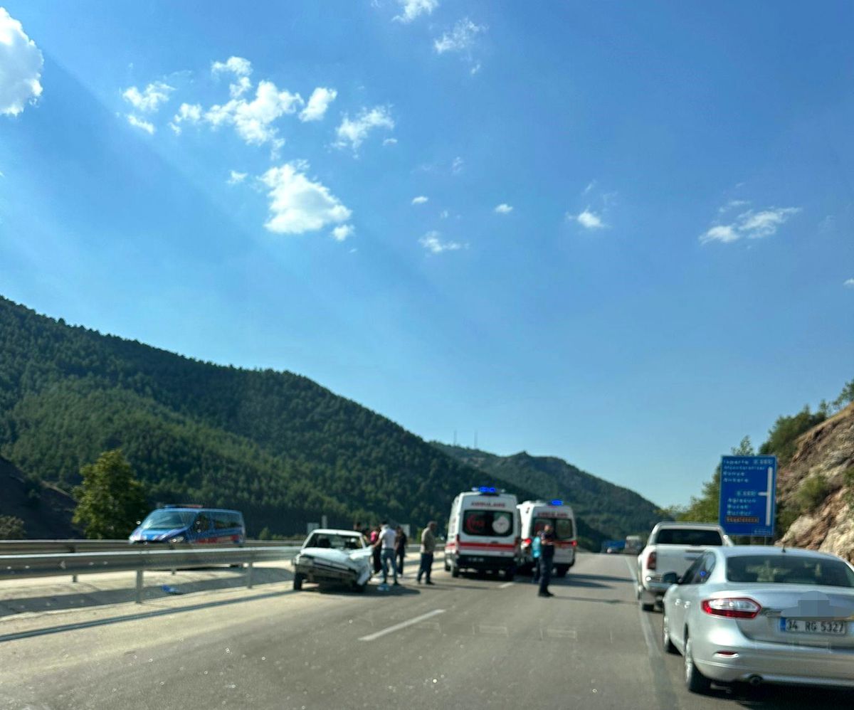 Isparta\'da Kontrolden Çıkan Otomobilin Bariyerlere Çarpması Sonucu 4 Kişi Yaralandı