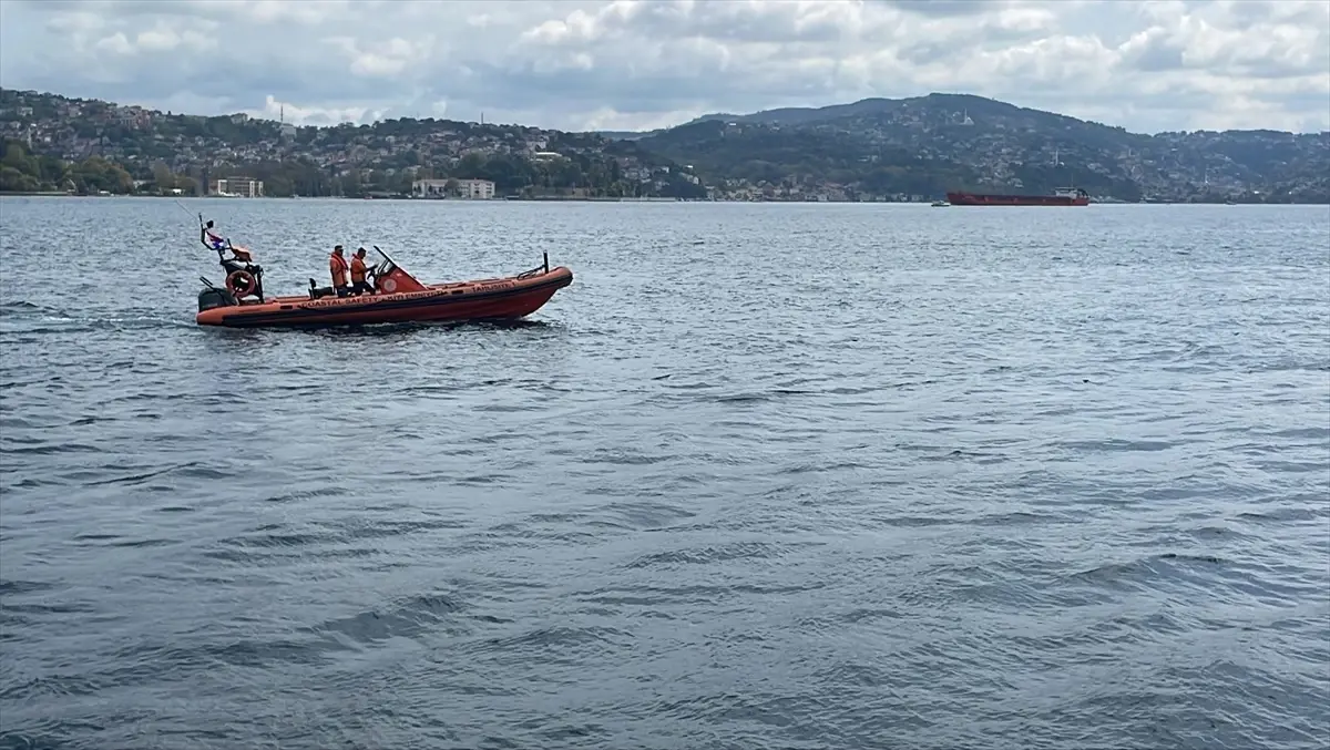 Sarıyer\'de Teknenin Batması Sonucu Denizde Kaybolan Kişi Aranıyor