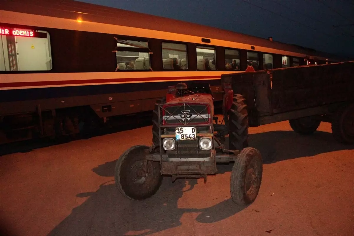 İzmir\'de tren traktöre çarptı, sürücü yara almadan kurtuldu