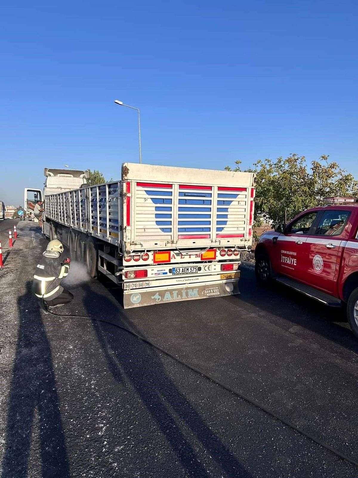 Alaca Belediyesi İtfaiyesi, Dönüşte Araç Yangınına Müdahale Etti