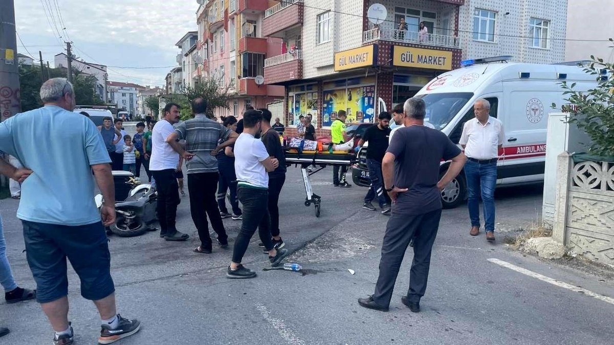 Tekirdağ\'da kamyonet ile motosikletli kurye çarpıştı, kurye yaralandı