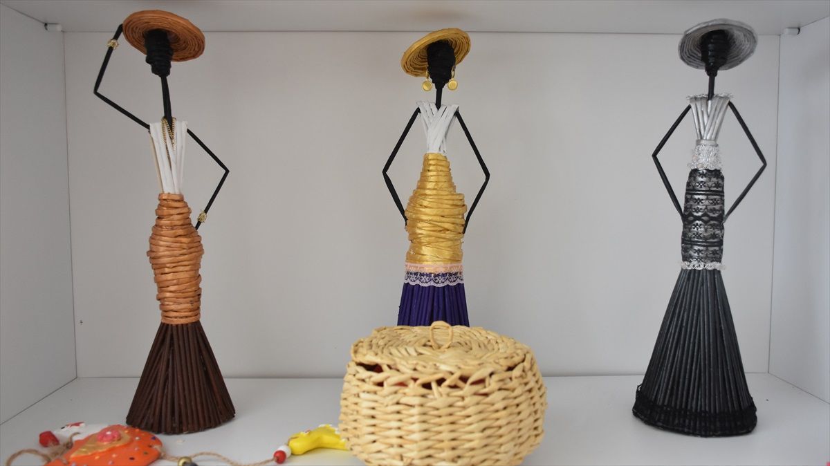 Karaman\'da Atık Malzemelerden Yapılan El Sanatları Sergisi