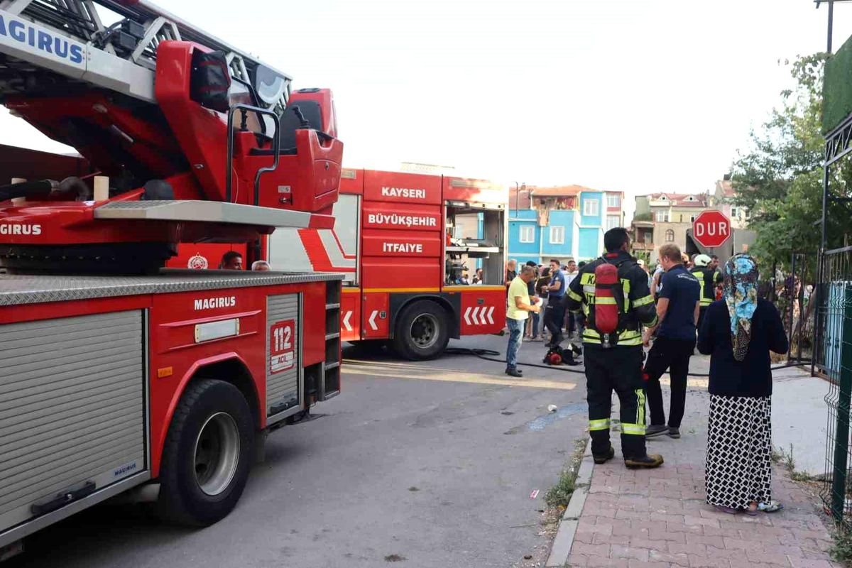Kayseri\'de çıkan ev yangını söndürüldü