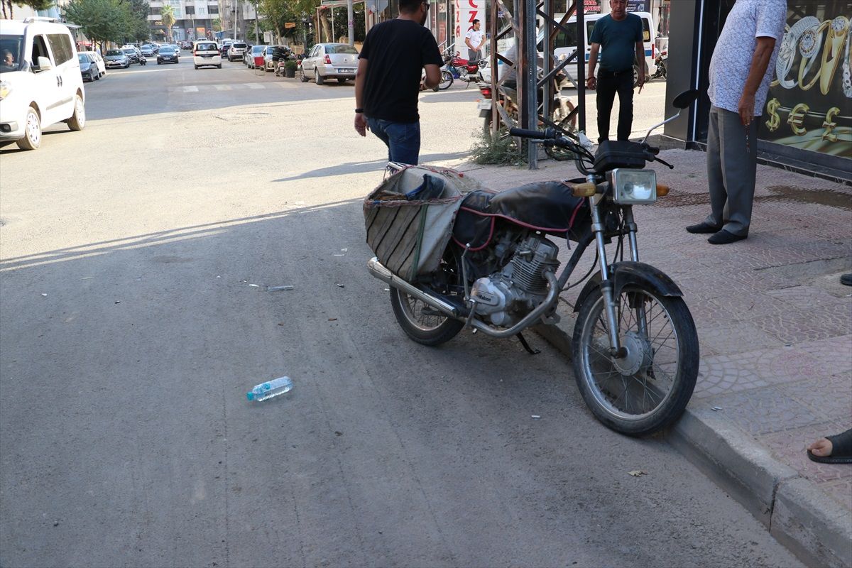 Kilis\'te Motosiklet ile Hafif Ticari Araç Çarpışması: 2 Yaralı